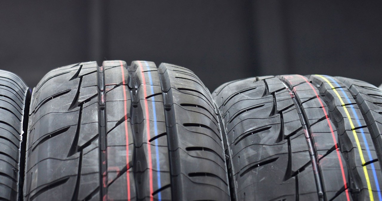 Kolorowy pasek na oponie. To nie jest potwierdzenie, iż jest nowa