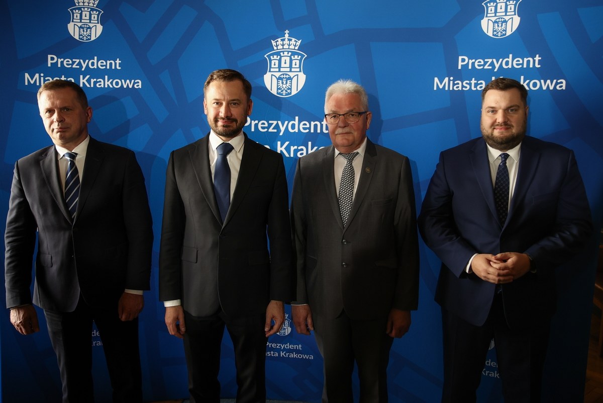 Znamy nazwiska trzech nowych wiceprezydentów Krakowie. Do końca tygodnia ma być znane nazwisko czwartej osoby. Najprawdopodobniej będzie to kobieta z Nowej Lewicy.

