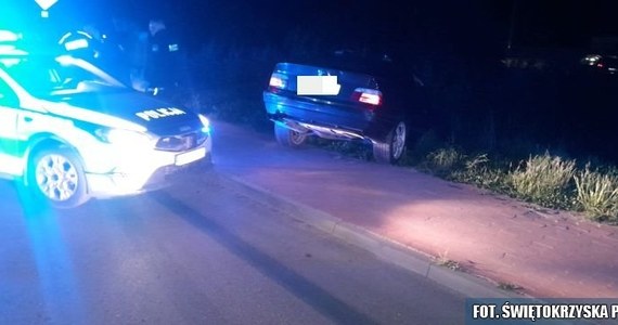 22-letni kierujący bmw nie zatrzymał się do policyjnej kontroli i przez kilkanaście kilometrów uciekał przed radiowozem. Pościg zakończył się w Szydłowcu, kiedy uciekinier stracił panowanie nad autem i uszkodził policyjne auto. Był pod wpływem narkotyków, miał w pojeździe blisko dwadzieścia gramów amfetaminy i nie posiadał uprawnień do kierowania. Teraz grozi mu nawet pięć lat więzienia.
