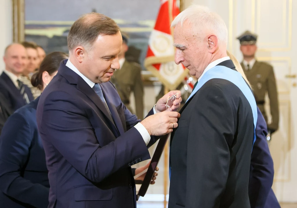 Prezydent Andrzej Duda przypinający Order Orła Białego Piotrowi Naimskiemu w 2022 roku