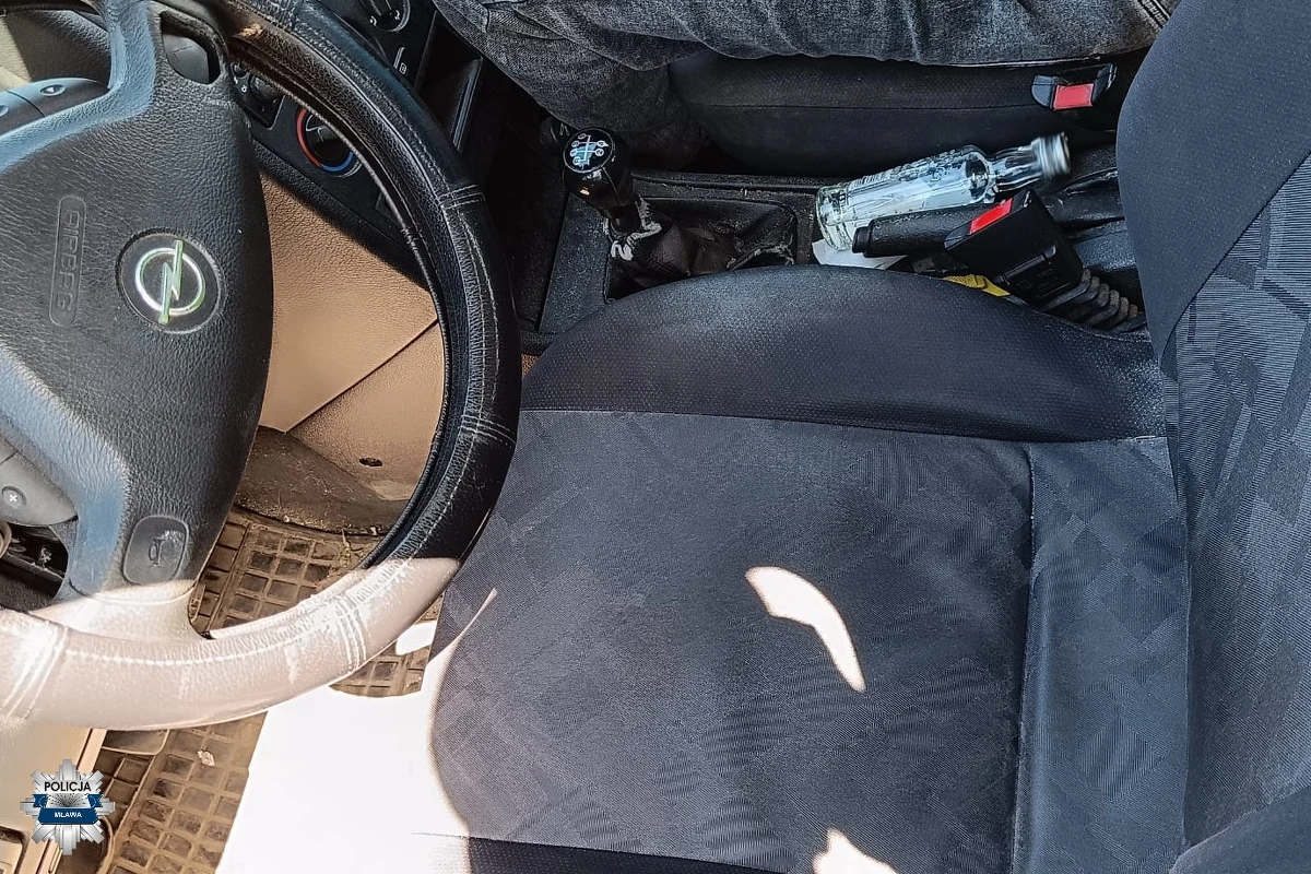 Prawo jazdy w niemal wszystkich kategoriach stracił 65-letni kierowca opla, którego policja zatrzymała do kontroli w Mławie, w województwie mazowieckim na drodze S7. Mężczyzna miał ponad 1,2 promila alkoholu w organizmie, a wewnątrz auta częściowo opróżnioną butelkę wódki. Grozi mu wysoka grzywna i do 3 lat więzienia.