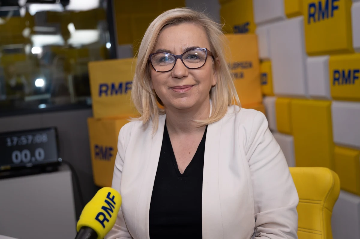 "Pieniądze z bonu energetycznego będą wypłacane bodajże do sierpnia. Chodzi nam o to, by te pieniądze trafiły przed tym, jak rachunki rosną. Wchodzi okres grzewczy i te rachunki rosną dość znacznie i istotnie dla naszych dochodów" - powiedziała Paulina Hennig-Kloska, minister klimatu i środowiska. Była ona gościem Piotra Salaka w Popołudniowej rozmowie w RMF FM. Jak dodała, "chcieliśmy też ominąć punkty kulminacyjne w jednostkach samorządu terytorialnego, gdzie pewne zadania własne albo zlecone się kumulują".