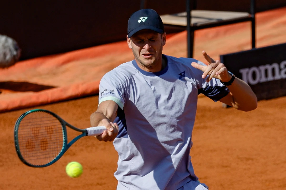 Hubert Hurkacz wygrał z Argentyńczykiem Sebastianem Baezem (nr 17) 5:7, 7:6 (7-4), 6:4 w 1/8 finału tenisowego turnieju ATP rangi Masters 1000 na kortach ziemnych w Rzymie. Polak zanotował aż siedemnaście asów serwisowych. Rywalem Polaka w ćwierćfinale będzie Amerykanin Tommy Paul.