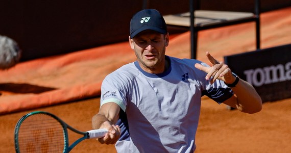 Hubert Hurkacz wygrał z Argentyńczykiem Sebastianem Baezem (nr 17) 5:7, 7:6 (7-4), 6:4 w 1/8 finału tenisowego turnieju ATP rangi Masters 1000 na kortach ziemnych w Rzymie. Polak zanotował aż siedemnaście asów serwisowych. Rywalem Polaka w ćwierćfinale będzie Amerykanin Tommy Paul.