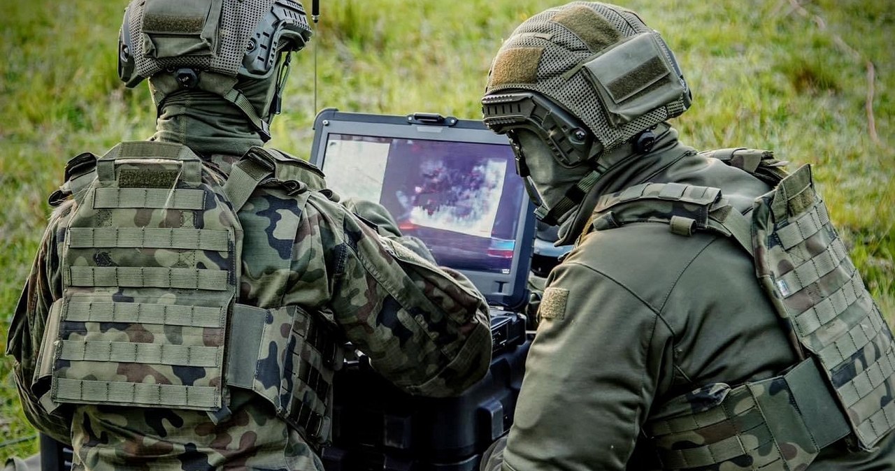 Dowództwo Generalne Rodzajów Sił Zbrojnych RP pokazało zdjęcia z jednej z przeprowadzonych akcji zabezpieczenia granicy z Białorusią. Polskie drony obserwacyjne FlyEye pozwalają nam poczuć się bezpiecznie.