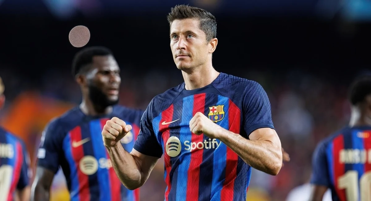 Robert Lewandowski może otrzymać Złotą Piłkę za 2020 rok. Sensacyjne informacje przekazał kataloński "Sport", który twierdzi, że magazyn "France Football" rozważa uhonorowanie polskiego napastnika.