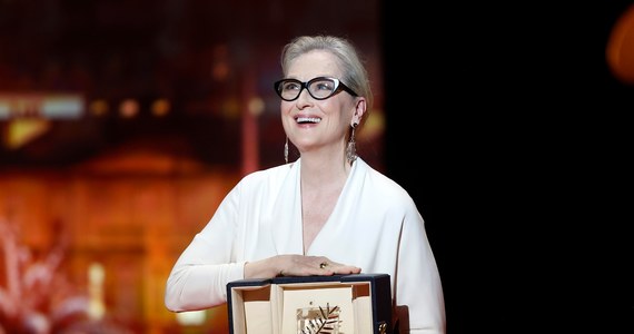 Szaloną satyrę na branżę filmową "The Second Act" Quentina Dupieux pokazano podczas wtorkowej gali otwarcia 77. festiwalu w Cannes. Wcześniej Honorową Złotą Palmę odebrała Meryl Streep. "Zmieniłaś sposób, w jaki nasze środowisko postrzega kobiety" - powiedziała aktorce wzruszona Juliette Binoche.