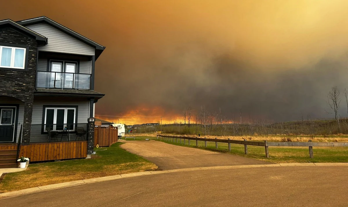 ​Kanadyjską prowincję Alberta znów trawią pożary. Zagrożone jest m.in. miasto Fort McMurray, które osiem lat temu doświadczyło największego pożaru lasów w historii Kanady. Z powodu szybko rozprzestrzeniającego się pożaru służby ewakuowały ponad 6 tys. osób.