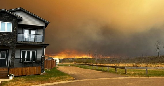 ​Kanadyjską prowincję Alberta znów trawią pożary. Zagrożone jest m.in. miasto Fort McMurray, które osiem lat temu doświadczyło największego pożaru lasów w historii Kanady. Z powodu szybko rozprzestrzeniającego się pożaru służby ewakuowały ponad 6 tys. osób.