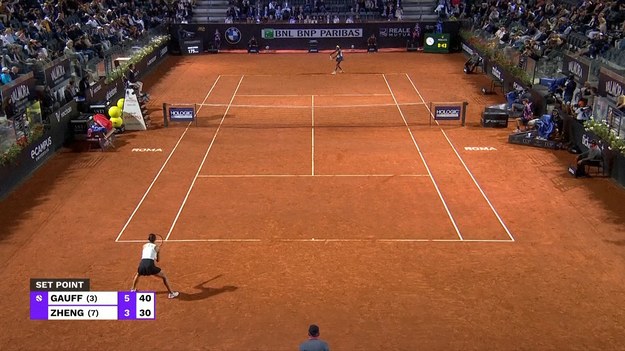 Coco Gauff odniosła swoje pierwsze zwycięstwo w Top 10 w tym sezonie, pokonując siódmą rozstawioną Qinwen Zheng z Chin 7-6 (7-4), 6-1 i awansując do półfinału Italian Open we wtorek.

Gauff została zmuszona do pracy w pierwszym secie, który 20-latka ostatecznie wygrała po godzinie i 12 minutach.