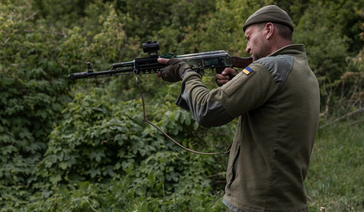 Nie jest niczym zaskakującym, że ukraińska armia cierpi na niedobór żołnierzy. To kluczowy czynnik, który determinuje sytuację na froncie - kiedy Rosjanie zalewają ukraińskie pozycje siłą żywą, często nie licząc się ze stratami, Ukraińcy muszą kalkulować. A problem się pogłębia - ukraińscy wojskowi wprost mówią o "odrzuceniu społecznym Sił Zbrojnych Ukrainy".