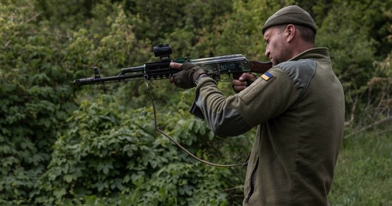 Nie jest niczym zaskakującym, że ukraińska armia cierpi na niedobór żołnierzy. To kluczowy czynnik, który determinuje sytuację na froncie - kiedy Rosjanie zalewają ukraińskie pozycje siłą żywą, często nie licząc się ze stratami, Ukraińcy muszą kalkulować. A problem się pogłębia - ukraińscy wojskowi wprost mówią o "odrzuceniu społecznym Sił Zbrojnych Ukrainy".