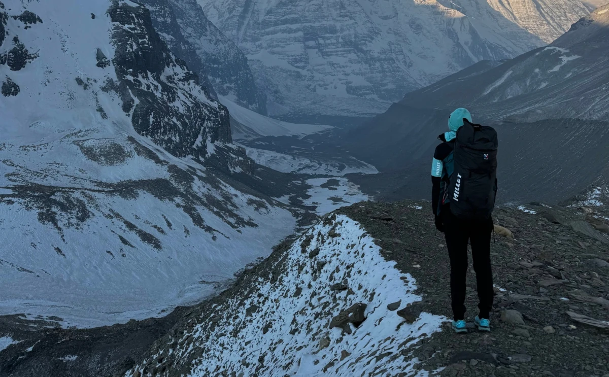 Po ponad 2 tygodniach oczekiwania na korzystne warunki pogodowe, Anna Tybor oraz jej zespół są zmuszeni do zaprzestania obecnych działań na Dhaulagiri. Nieprzewidywalna pogoda i ekstremalne warunki, takie jak silne wiatry i wysokie ryzyko lawin, uniemożliwiły kontynuację wspinaczki.