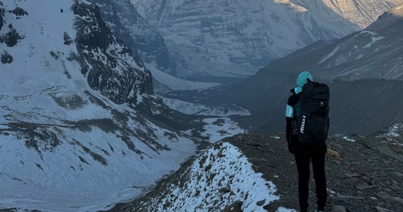 Po ponad 2 tygodniach oczekiwania na korzystne warunki pogodowe, Anna Tybor oraz jej zespół są zmuszeni do zaprzestania obecnych działań na Dhaulagiri. Nieprzewidywalna pogoda i ekstremalne warunki, takie jak silne wiatry i wysokie ryzyko lawin, uniemożliwiły kontynuację wspinaczki.