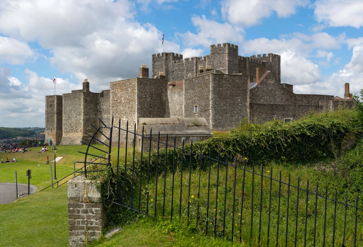 Drewniane drzwi pokryte graffiti z czasów Rewolucji Francuskiej zostały znalezione na Zamku Dover w Wielkiej Brytanii. Rysunki, przedstawiające między innymi publiczne egzekucje, wyryli z nudów angielscy żołnierze, stacjonujący na zamku w latach 90. XVIII wieku.