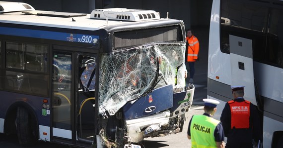 Dwa autobusy zderzyły się na zjeździe z S7 na ulicy Igołomskiej w Krakowie. W wypadku zginął jeden z kierowców. Drugiemu nic się nie stało. Przyczyny wypadku wyjaśni śledztwo. Ulica Igołomska jest już przejezdna.