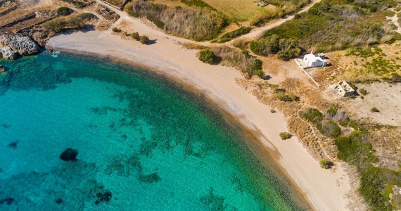 Amerykańskie biuro podróży Florida Panhandle przeanalizowało opinie 2,4 mln turystów i na ich podstawie wybrało plażę z najczystszą wodą na świecie. Znajduje się ona na jednej z greckich wysp na Morzu Egejskim.