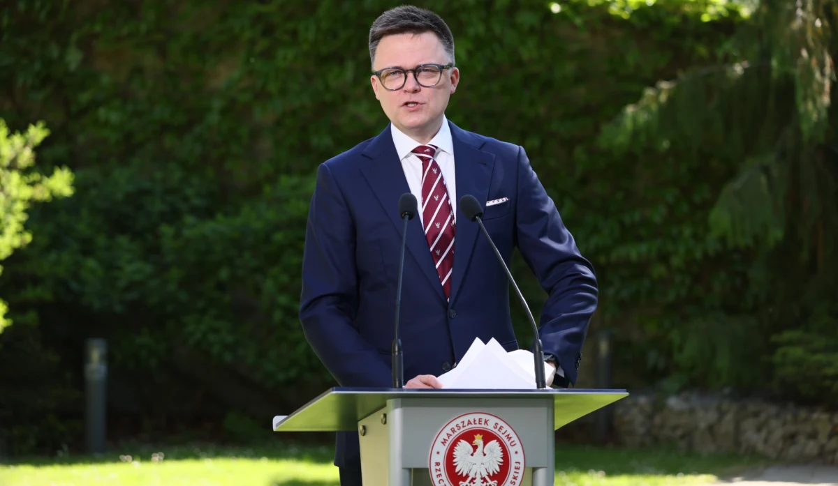 "Służby w ostatnich miesiącach wykonały w Polsce naprawdę ogromną pracę i udaremniły naprawdę złe rzeczy" - powiedział marszałek Sejmu Szymon Hołownia, odnosząc się do licznych pożarów, jakie w ostatnich dniach wybuchły w Polsce. Dziś posłowie wysłuchają informacji MSWiA na temat działań podjętych w celu wyjaśnienia przyczyn i okoliczności tych zdarzeń.