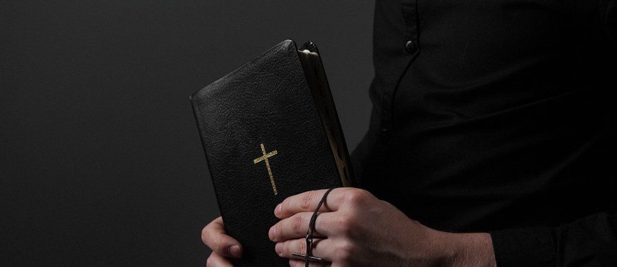 Prokuratura skierowała do Sądu Okręgowego w Elblągu akt oskarżenia przeciwko zakonnikowi, któremu zarzuca popełnienie 14 przestępstw o charakterze seksualnym wobec czwórki dzieci. Chodzi o Polikarpa N., który przez długi czas pracował w watykańskim Sekretariacie Stanu i był współpracownikiem papieża Franciszka. 