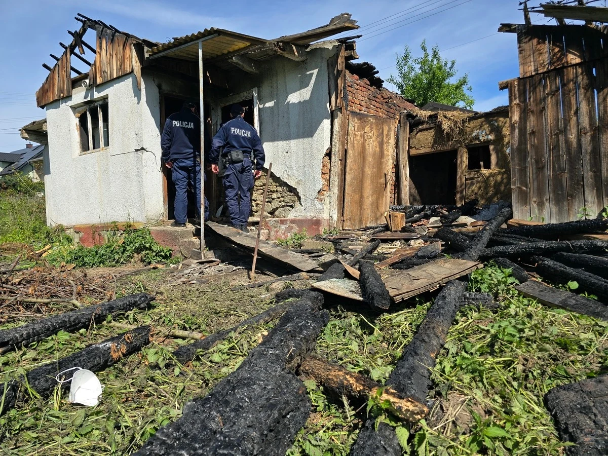 Dwaj mężczyźni, pomieszkujący w pustostanie w okolicy Gdowa, założyli się, że go podpalą. Nie spodziewali się, że śledczy szybko dojdą do prawdy. Teraz jeden z nich odpowie za podpalenie, a drugi za podżeganie do tego czynu.

