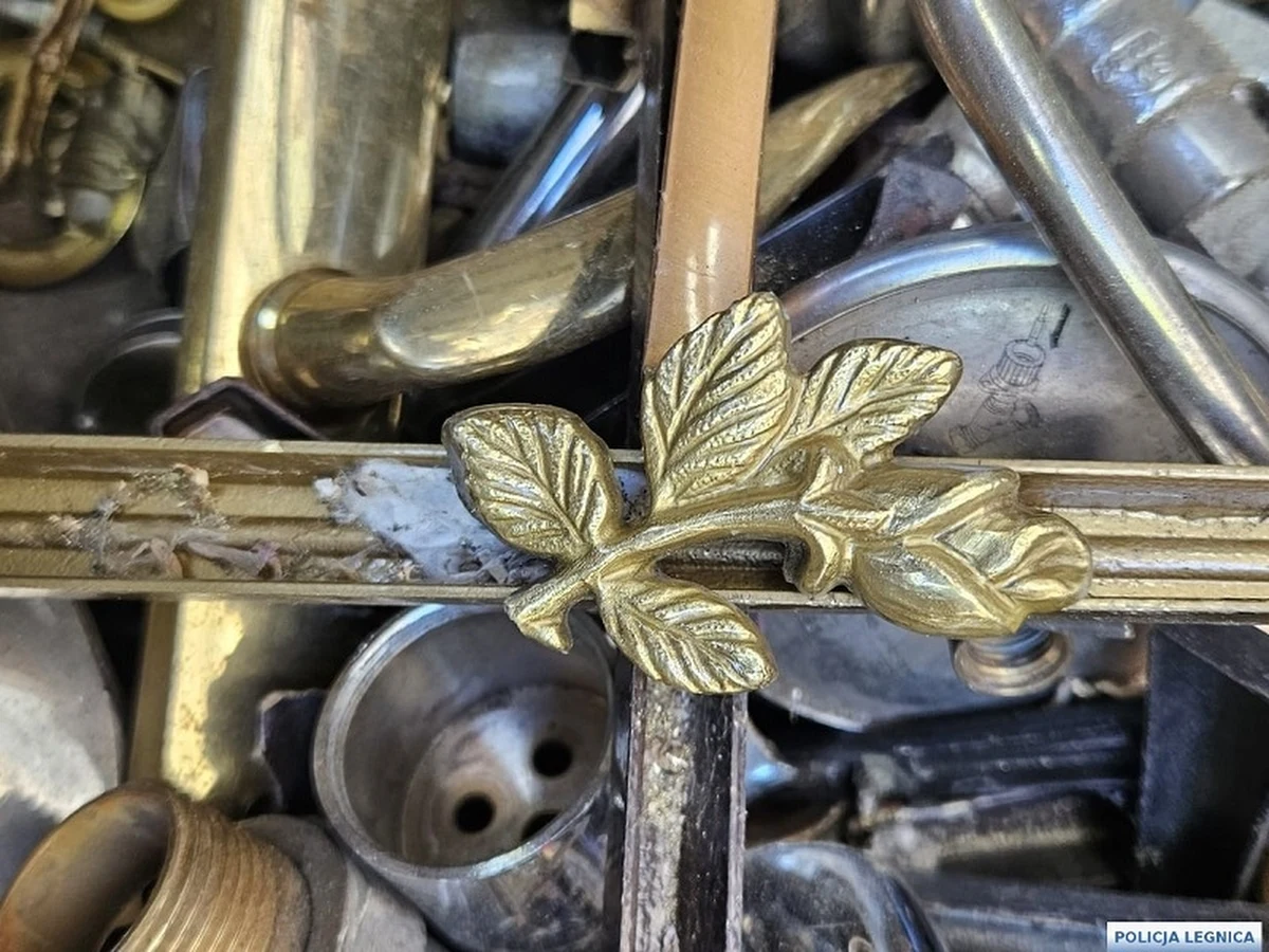 Dolnośląscy policjanci zatrzymali trzy osoby, które odpowiedzą za kradzież elementów mosiężnych z nagrobków legnickiego cmentarza. Skradzione mienie udało się odzyskać. Jak ustalili śledczy, wszystkie zatrzymane osoby w ostatnim czasie wykonywały na cmentarzu prace społeczne w ramach kary ograniczenia wolności.