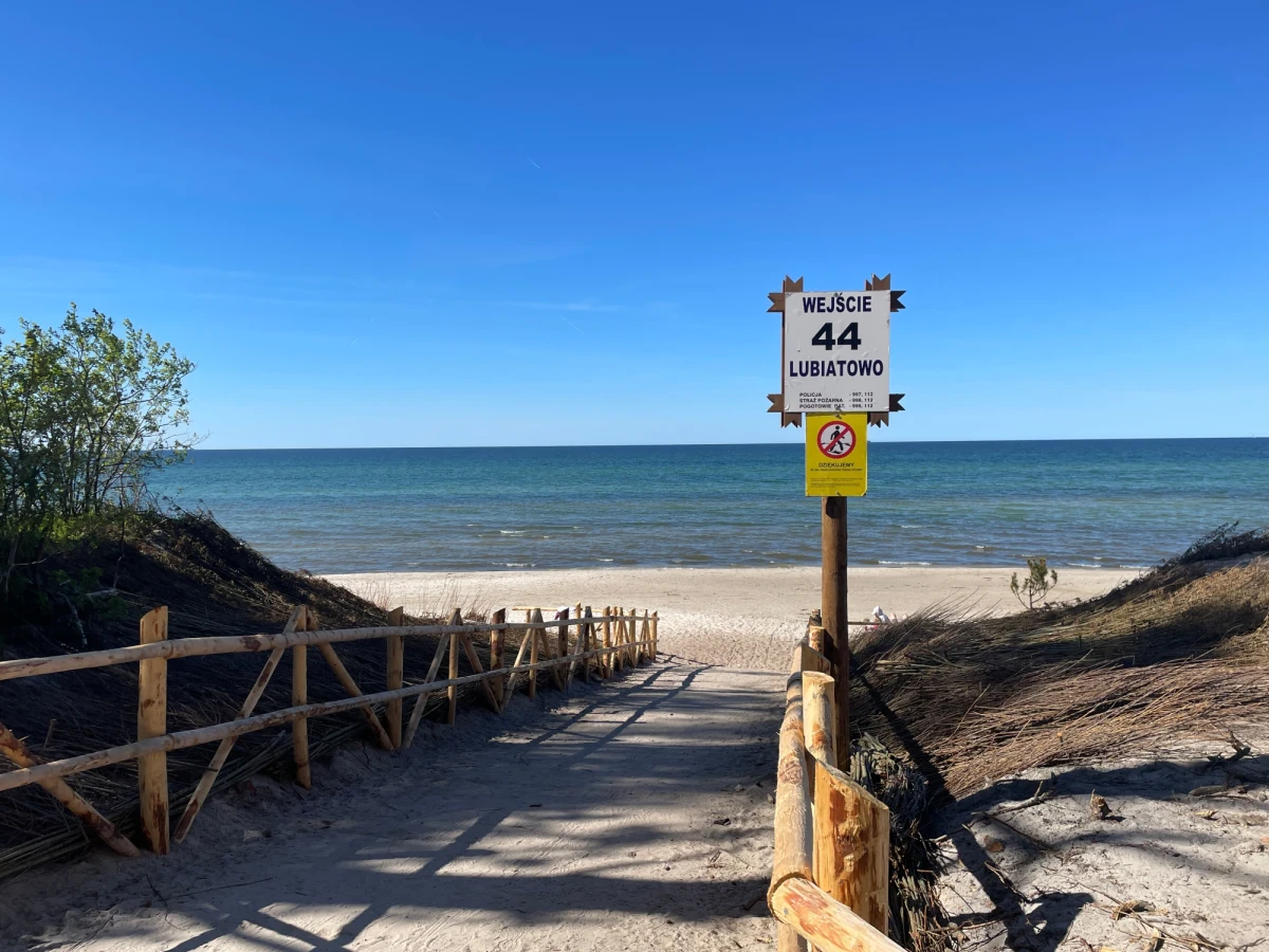 Popularne zejście na plaże numer 44 w Lubiatowie jest niemal w pełni gotowe na sezon. Pozostało jedynie postawienie barierek na skraju klifu i ławek dla plażowiczów. Plażę odwiedził reporter RMF FM.