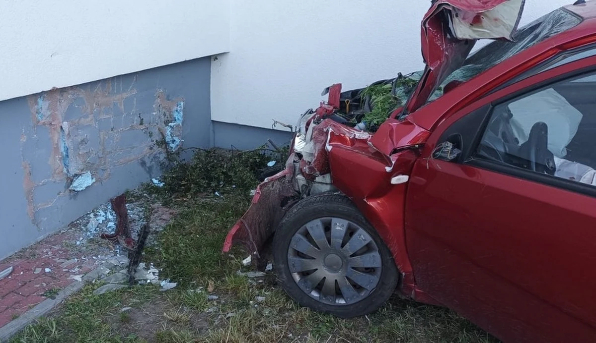 Na jednej z głównych ulic w Starogardzie Gdańskim kierowca zjechał z drogi i poruszając się pasem zieleni, a następnie po chodniku i drodze dla rowerów z impetem uderzył w ścianę budynku. Na szczęście nikogo nie potrącił.