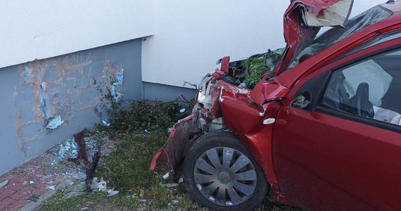 Na jednej z głównych ulic w Starogardzie Gdańskim kierowca zjechał z drogi i poruszając się pasem zieleni, a następnie po chodniku i drodze dla rowerów z impetem uderzył w ścianę budynku. Na szczęście nikogo nie potrącił.