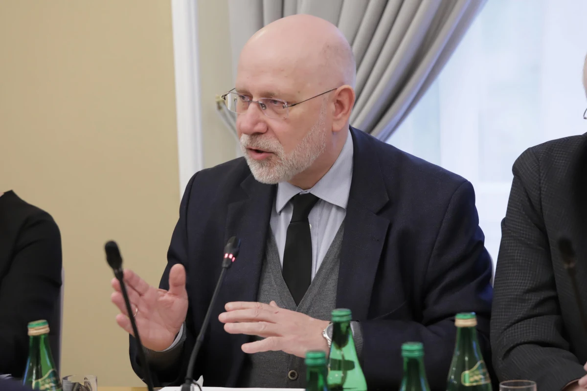 Prokuratura Rejonowa Warszawa-Mokotów wszczęła śledztwo ws. niedopełnienia obowiązków i przekroczenia uprawnień przez Przewodniczącego Krajowej Rady Radiofonii i Telewizji Macieja Świrskiego - poinformował Paweł Majcher.