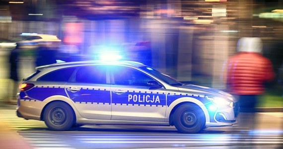 W Kielcach 13-latek zabrał samochód swojej matki i z prędkością prawie 150 km/h uciekał przed policyjnym pościgiem. W czasie interwencji potrącił również policjanta. To "nieciekawy początek kariery" za kierownicą - informuje Policja Świętokrzyska.