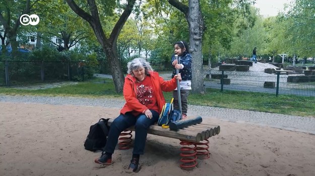 Coraz więcej rodzin nie może liczyć na pomoc dziadków w opiece nad dziećmi. Ale w Berlinie inicjatywa sąsiedzka szuka zastępczych babć - łącząc osoby starsze, które mają czas, z rodzinami, które czasami potrzebują dodatkowej pary rąk.