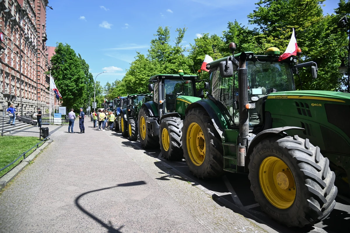 12 traktorów zaparkowano na Wałach Chrobrego w Szczecinie, przed gmachem Zachodniopomorskiego Urzędu Wojewódzkiego. Rolnicy przyjechali protestować przeciwko zapisom Zielonego Ładu i importowi produktów rolnych spoza UE. Rolnicy planowali, że protest potrwa do piątku, zakończyli go jednak po kilku godzinach.