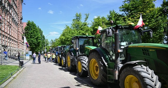 12 traktorów zaparkowano na Wałach Chrobrego w Szczecinie, przed gmachem Zachodniopomorskiego Urzędu Wojewódzkiego. Rolnicy przyjechali protestować przeciwko zapisom Zielonego Ładu i importowi produktów rolnych spoza UE. Rolnicy planowali, że protest potrwa do piątku, zakończyli go jednak po kilku godzinach.