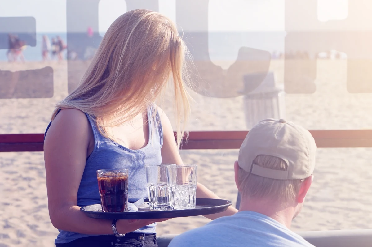 Nad morzem wystartowały rekrutacje do pracy sezonowej. Przedsiębiorcy szukali już ludzi do pracy w majówkę, teraz szukają chętnych na sezon letni, który zaczyna się w połowie czerwca. Eksperci rynku pracy widzą kilka interesujących tendencji: jest coraz mniej osób z Ukrainy, rośnie zainteresowanie wśród młodych ludzi. Pensje za to w porównaniu z ubiegłym rokiem są bardzo podobne lub nawet… mniejsze. 