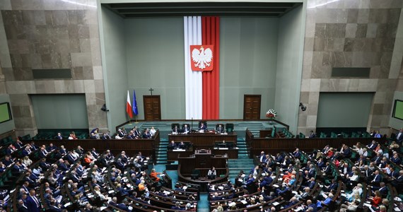 ​Sejm uchwalił w środę nowelizację ustawy o pomocy obywatelom Ukrainy w związku z konfliktem zbrojnym na terytorium tego państwa. Posłowie opowiedzieli się też za poprawkami zgłoszonymi przez kluby KO i Polska 2050-TD. Nowelizacja zakłada m.in. przedłużenie Ukraińcom legalności pobytu.