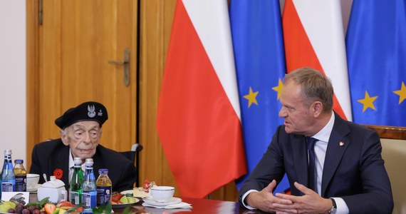 Premier Donald Tusk spotkał się w środę z weteranami II wojny światowej, w tym bitwy o Monte Cassino. "Polska, Europa, świat znalazły się znowu na dramatycznym rozstaju dróg. Każdego dnia jesteśmy świadkami przemocy, agresji. Potrzebujemy dziś pełnej mobilizacji i takiego przemyślanego, głębokiego patriotyzmu" – mówił szef rządu, nawiązując również do zamachu na słowackiego premiera Roberta Fica. 