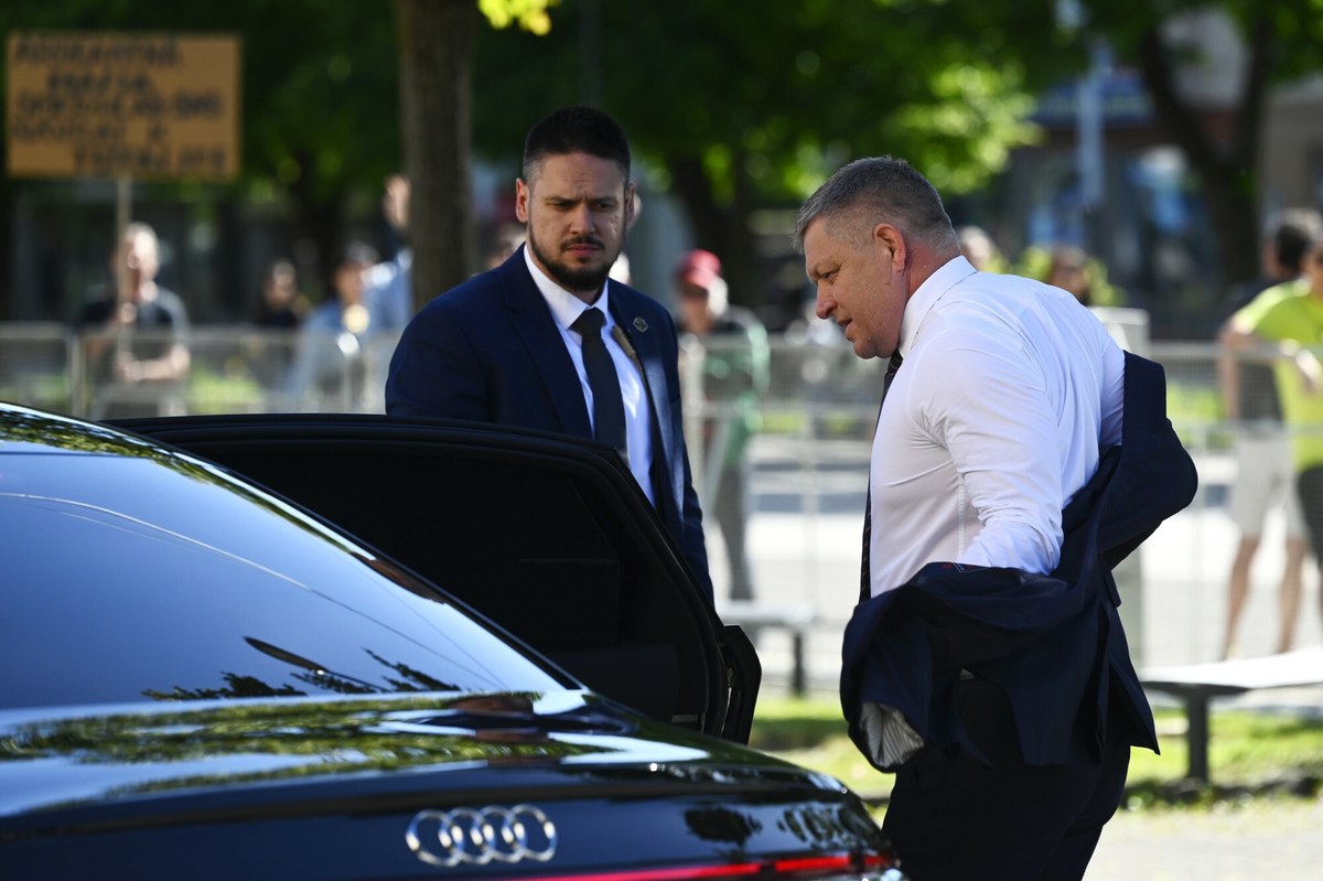 "Nie zabezpieczono tej wizyty we właściwy sposób" - powiedział ppłk. Krzysztof Przepiórka, były dowódca grupy szturmowej GROM, o spotkaniu premiera Słowacji z mieszkańcami miejscowości Handlová, podczas którego doszło do zamachu na Ficę. Jak dodał ekspert, "nie było pierścienia zewnętrznego, który by weryfikował ludzi, chodzi o zabezpieczenie policyjne, o bramki pirotechniczne itd.".