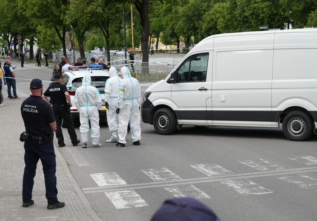 Premier Słowacji Robert Fico został postrzelony przez zamachowca podczas środowego wyjazdowego posiedzenia słowackiego rządu. Na miejscu są dziennikarze RMF FM, którzy relacjonują to, co dzieje się po ataku na szefa rządu.