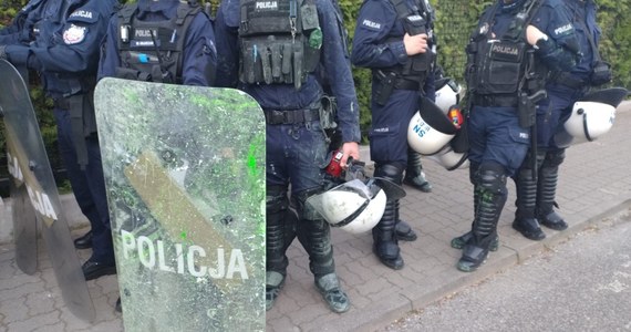 Zabarykadowali się w pustostanie, a próbujących dostać się do środka policjantów oblewali farbą i fekaliami - te sceny rozegrały się dziś w budynku przy ul. Miączyńskiej w Warszawie. Mundurowi zatrzymali 17 osób.