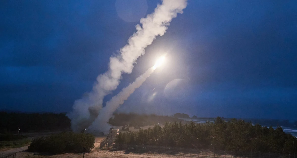 Okupacyjne władze Krymu nie mają ostatnio łatwego życia. Spokój zaburzają im Siły Zbrojne Ukrainy, które raz za razem przeprowadzają ataki rakietowe na cele na tym półwyspie. W środę wieczorem, podobnie jak w nocy z wtorku na środę, siły Kijowa uderzyły w lotnisko wojskowe Belbek pod Sewastopolem.