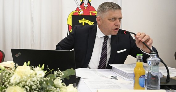 Stan zdrowia premiera Roberta Ficy nadal jest bardzo poważny, ale w nocy lekarzom udało się go ustabilizować – poinformował minister obrony Słowacji Robert Kaliniak. Fico przeszedł wielogodzinną operację po tym, jak w środę został postrzelony po wyjazdowym posiedzeniu rządu. Premier może zostać w szpitalu jeszcze przez kilka dni.