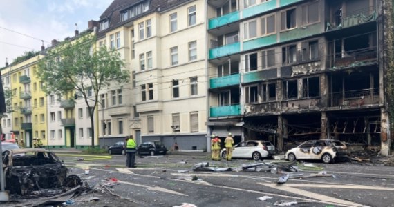 Trzy osoby zginęły, a kilkanaście zostało rannych w eksplozji, jaka w nocy wstrząsnęła mieszkańcami Dusseldorfu w Niemczech. Po wybuchu doszło do pożaru. Media opisują dramatyczne sceny: ludzi na balkonach wołających o pomoc i płomienie blokujące wejście do budynku.