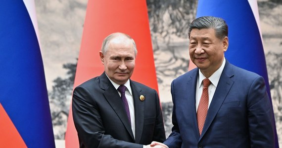 "Chiny oraz Rosja to dobrzy sąsiedzi, przyjaciele i partnerzy, którzy zacieśniają dwustronne relacje" - powiedział chiński przywódca Xi Jinping podczas spotkania z Władimirem Putinem. Rosyjski prezydent dodał, że te stosunki "nie są wymierzone przeciw nikomu". Przywódcy mówili o "współpracy na rzecz sprawiedliwości (...) na świecie".