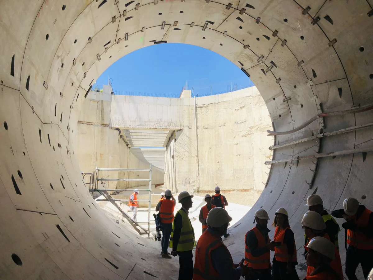 Łódź, miasto o bogatej historii przemysłowej, staje się areną jednego z najbardziej ambitnych projektów infrastrukturalnych ostatnich lat. Mowa o budowie nowych tuneli kolejowych, które mają na celu całkowitą transformację lokalnego transportu, otwierając aglomerację na nowe możliwości komunikacyjne. To przedsięwzięcie, które nie tylko ułatwi mieszkańcom codzienne podróże, ale także przyciągnie do miasta nowe inwestycje.