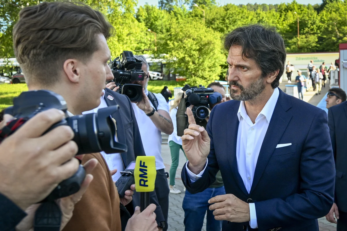 Premier Słowacji Robert Fico jest już po operacji. "Nie jest w tym momencie w sytuacji zagrażającej życiu" - poinformował wicepremier Tomas Taraba. To na razie jedyna oficjalna informacja na temat stanu zdrowia szefa słowackiego rządu. Na miejscu są dziennikarze RMF FM Jakub Rybski i Michał Radkowski, którzy relacjonują to, co dzieje się po ataku na premiera.