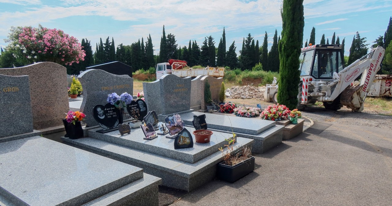 Nielegalne opłaty na cmentarzach. Czy Polacy będą mogli odzyskać pieniądze?