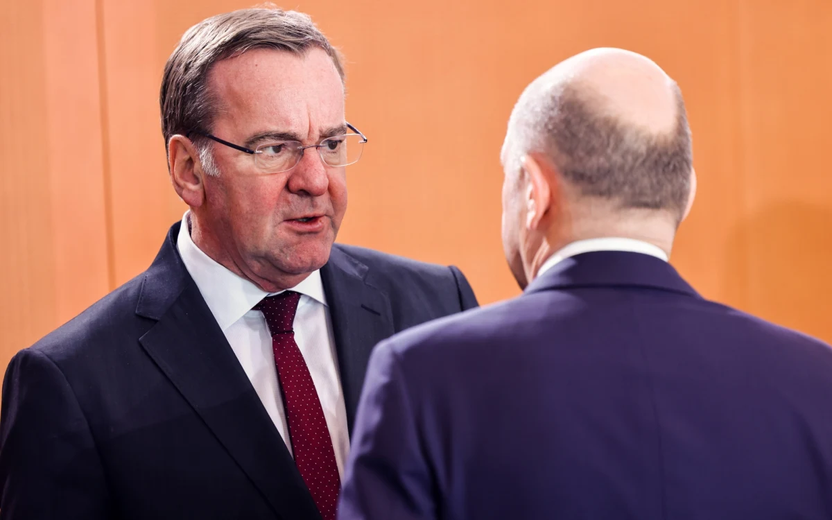 Boris Pistorius spiera się z Olafem Scholzem o pieniądze na Bundeswehrę. Minister obrony zabiega o zwiększenie w przyszłorocznym wydatków wydatków na wojsko, ale nie ma poparcia we własnej partii, czyli SPD. Sprzeciw zgłasza nie tylko resort finansów, ale też kanclerz Niemiec.