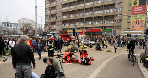 Mężczyzna, który wjechał samochodem w pieszych na placu Rodła w Szczecinie ma trafić na miesięczną obserwację psychiatryczną. Biegli, którzy jednokrotnie zbadali sprawcę nie byli w stanie stwierdzić, czy jest on poczytalny czy nie. 