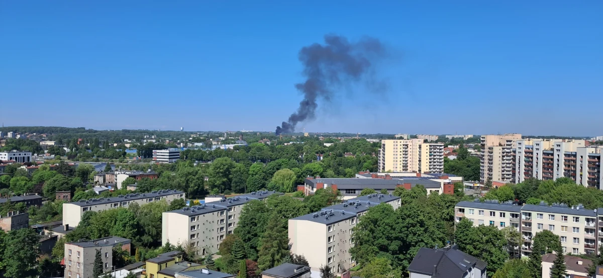 Strażacy walczą z pożarem w rejonie ul. Metalowców w Świętochłowicach. Zdjęcia widocznego z daleka słupa dymu dostaliśmy na Gorącą Linię RMF FM. 