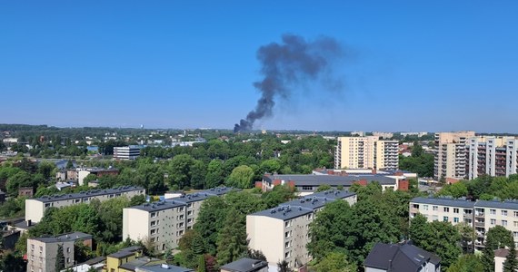 Strażacy walczą z pożarem w rejonie ul. Metalowców w Świętochłowicach. Zdjęcia widocznego z daleka słupa dymu dostaliśmy na Gorącą Linię RMF FM. 